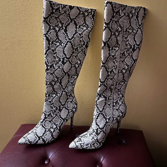 Snakeskin Pattern Knee-High Boots - Picture 2 of 8